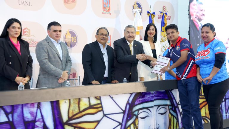 entrega-becas-trasformacion-prepa-16-uanl-2